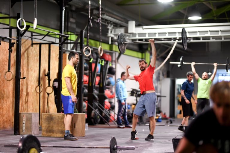 Atleta con hemiplejia practica movimientos adaptados de Crossfit que han mejorado su condición fisica